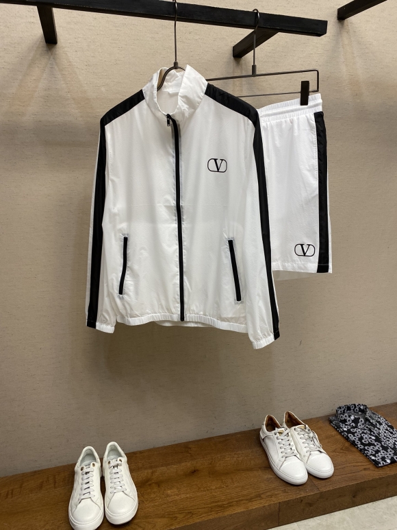 Hoodies & Sweatshirts