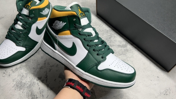 AirJordan1MidSHOES