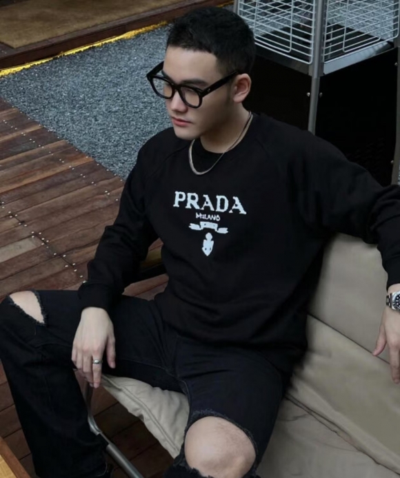 Hoodies & Sweatshirts