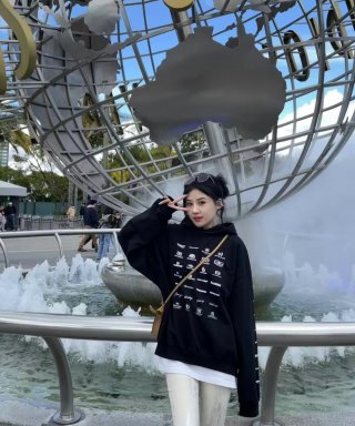 Hoodies & Sweatshirts