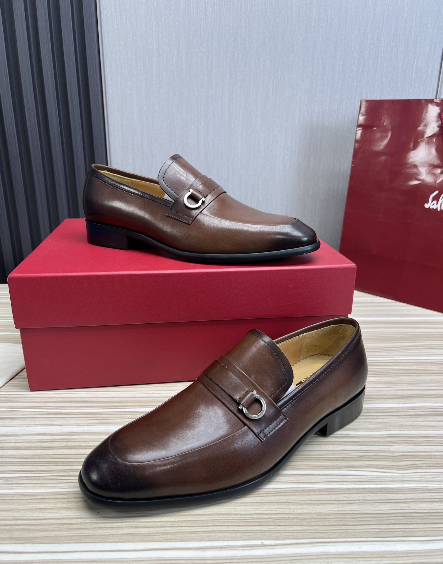 FerragamoSHOES