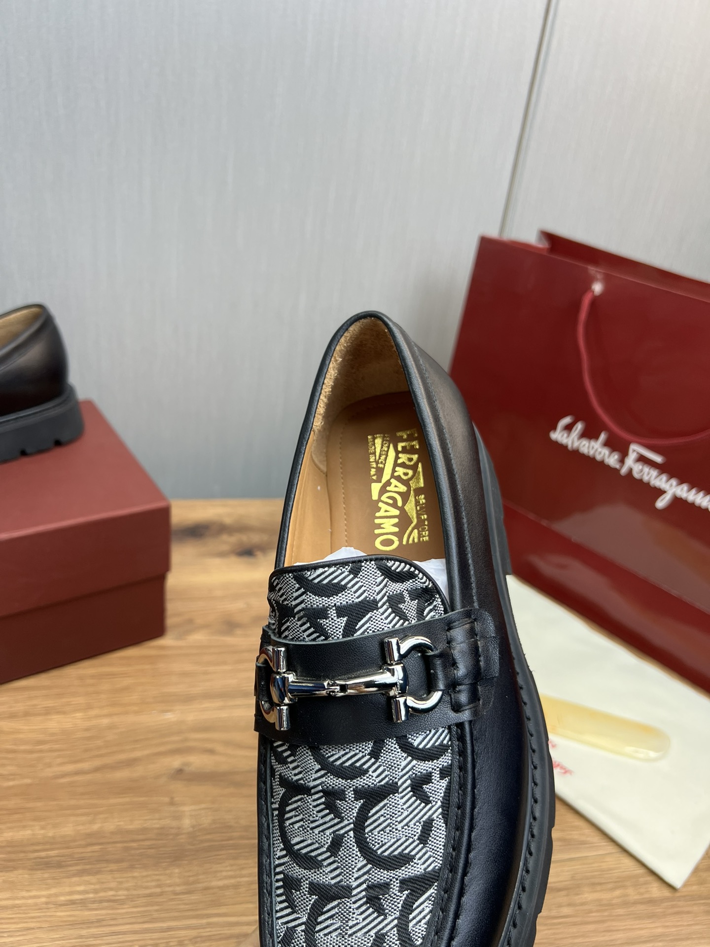 FerragamoSHOES